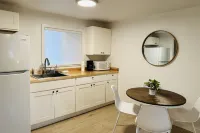 Kitchenette and Ideal Location Near the Beach - Charming Oasis Hotels in Rockaway Beach