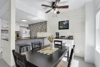 Charming Outdoor Deck and Hill Country Views - Inviting Retreat Hotels in Hays County
