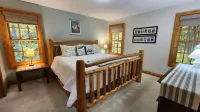 Woods Way Hideaway - minutes from Petoskey & Harbor Springs - close to beaches, skiing & more! Hotels near Coveyou Scenic Farm Market : Petoskey's Historic Organic Farm