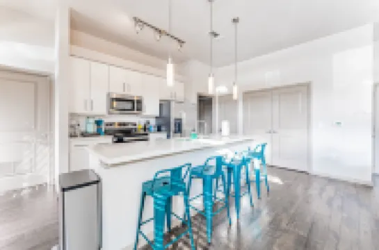 Spacious Suite with Fast WiFi and Community Pool - Gorgeous Oasis