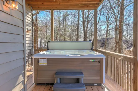 Breathtaking Mountain Retreat with Hot Tub, Game Room Отели рядом с достопримечательностью «Парк штата Амикалола Фолс»