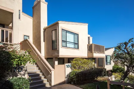 Coastal Charm and Resort Amenities - Spacious Beachside Retreat Отели рядом с достопримечательностью «Fletcher Cove Community Center»