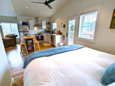 Bright and Charming Gateway to Glacier 1 Bed / 1 Bath Apartment in Columbia Falls MT!