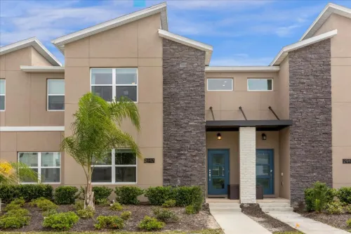 Screened Pool and Resort Amenities - Charming Family Retreat Hotels in Osceola County