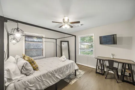 Charming Getaway with High-Speed WiFi and Cozy Interiors - Inviting Retreat Отели в г. Пасадина