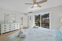 Chic Coastal Haven - Minutes to the Beach, July Savings Hotels in Sanibel