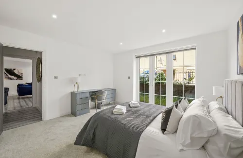 Luxurious 1 Bed Apartment - Free Wifi and Parking