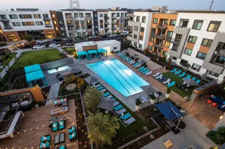 Rooftop Lounge, Pool and Fitness Center - Stylish Oasis Отели рядом с достопримечательностью «Мета Хедквотерс»