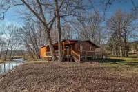 Rustic Creekside Cabin with Hot Tub, Fire Pit, WiFi Hôtels à : Comte de Fannin