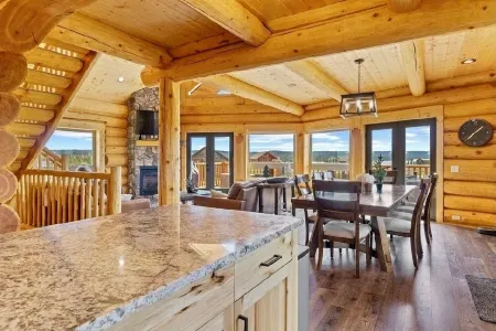 Bucket List Adventure Lodge. Newly built! Grill, Fire pit, Parking