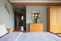 Charming Cottage for 10 in Heart of South Downs Hotels in Eartham