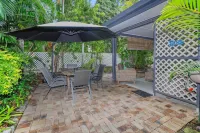 Tropical Unit with Private Fenced Garden Close to the Beach 5