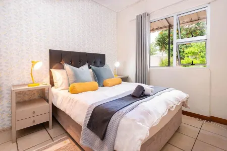 Biweda Nguni Lodge Отели рядом с достопримечательностью «Thanda Safari - Private Game Reserve»