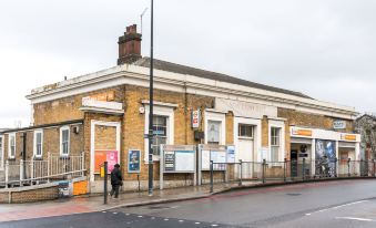 New Stylish 1 Bedroom Flat with Garden London