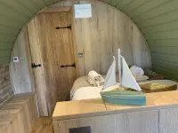 Cosy Escape Heated Luxury Pod with Hot Tub Hotels in Bobbing