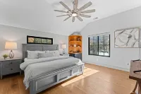 The Grand on Greenbay-7 Bedrooms Sleeps 20 Modern New Build