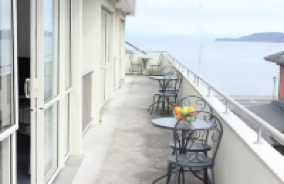 Baycourt Lakefront Motel