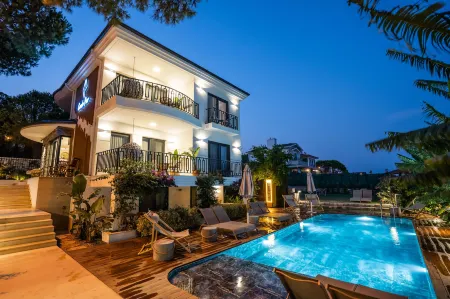 Cunda Pier Otel Отели в г. Mithatpasa Mahallesi