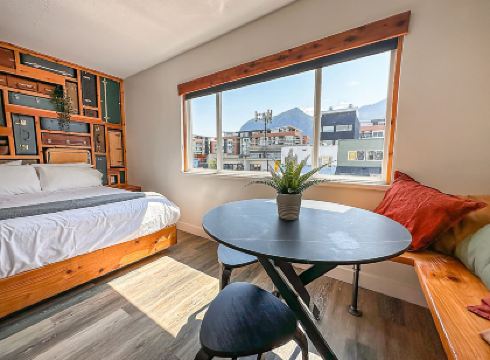 Crash Hotel Squamish