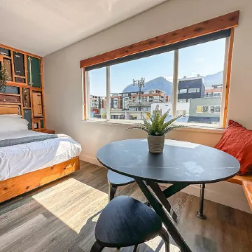 Crash Hotel Squamish