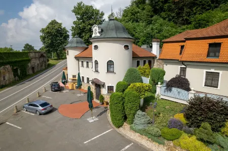 Hotel Zámeček Pod Hradem Starý Jičín 111 Отели в г. Фульнек