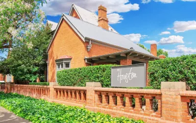The Houston Wagga Hotels in Moorong