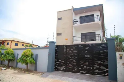 Captivating 2-Bed Ensuite Apartment in Accra Hôtels à : Taifa