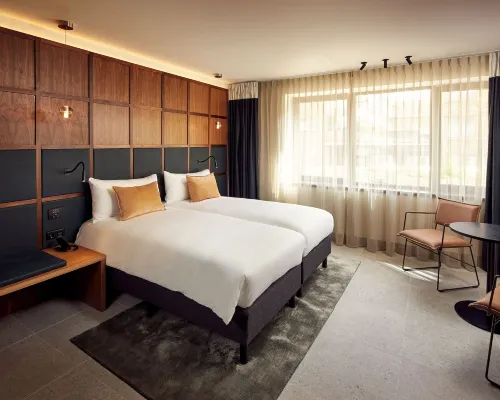Met Hotel Amsterdam Hotels near BOX