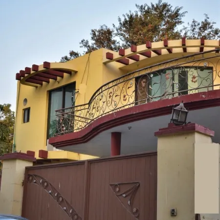 Aimys Villa Guest House โรงแรมในมูลตาน
