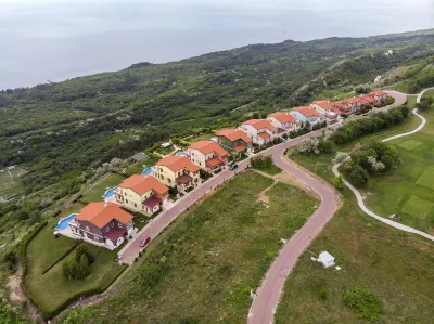 Lighthouse Luxe Estate Apart & Villas Hotel a 