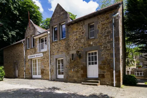 Logis Hotel du Chateau Hotels in Les Iffs