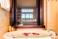 The Lodge at Columbia Point - Hot Tub