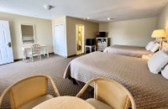 Court Plaza Inn & Suites of Mackinaw