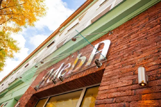 Adeba Hotel Отели рядом со станцией Praha Holesovice Railway Station