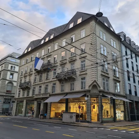 Top City Center Apartments Location Next to Lion Monument