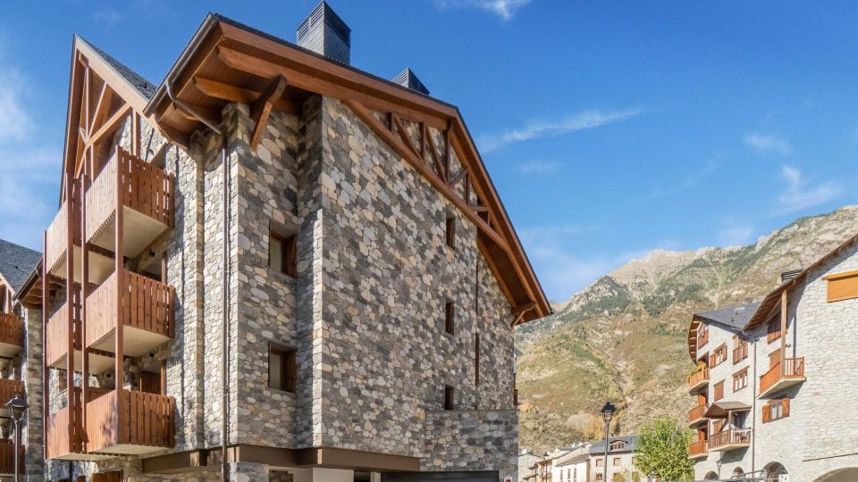 Stone Home in Benasque Near Scenic Lake