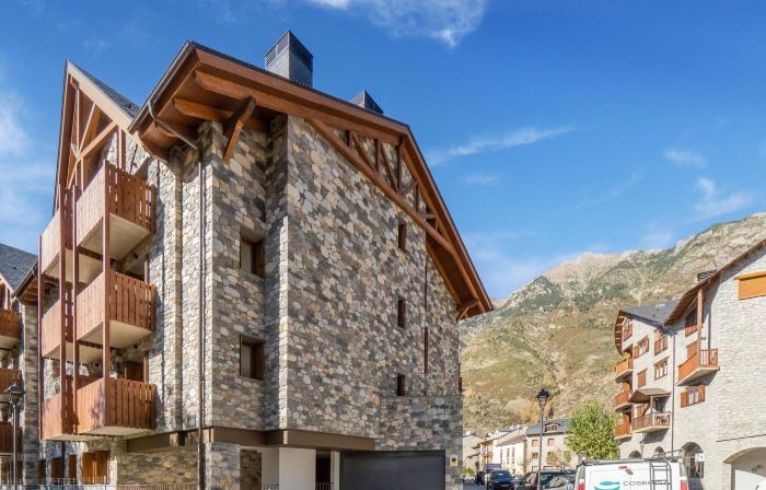 Stone Home in Benasque Near Scenic Lake