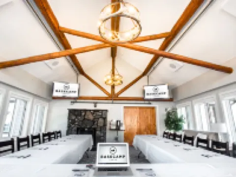 ベースキャンプ・ロッジ・カンモア キャンモアのホテル