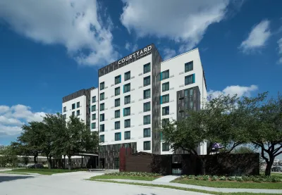 Courtyard by Marriott Houston Heights/I-10 Hotels near East Village