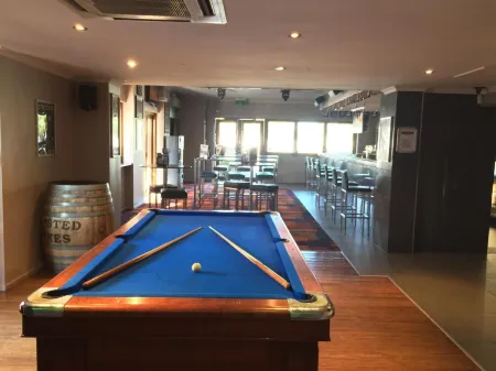 The Commercial Hotel Motel Отели рядом с достопримечательностью «Charleys Creek Campgrounds, Chinchilla»