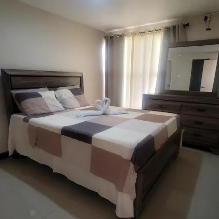 2 Bed-Sleeps 5-Private Garden-Free Parking