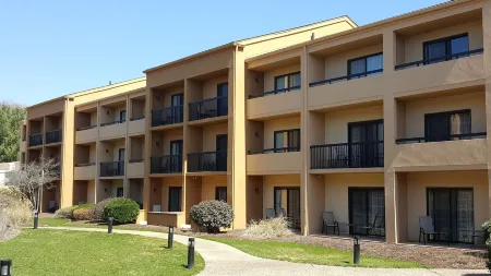 Courtyard New Haven Wallingford Отели рядом с достопримечательностью «Выберите Роузмари Холл»