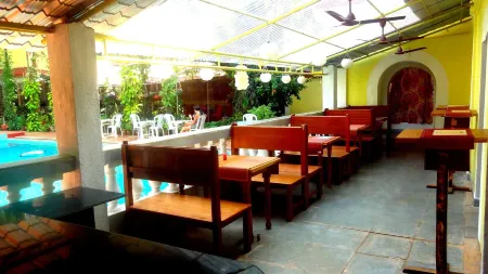 Poonam Village Resort Отели рядом с достопримечательностью «Tantra Rock Cliff»