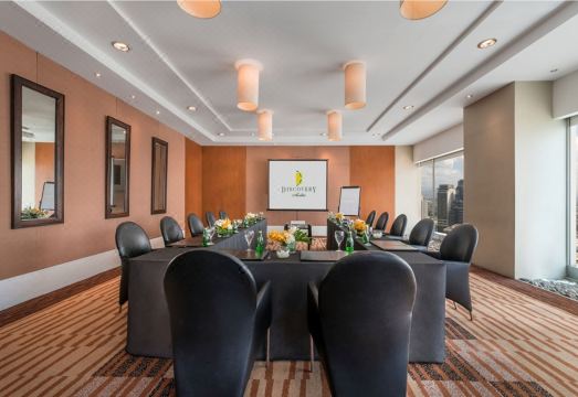 디스커버리 스위트 마닐라의 넓고 안락한 거실