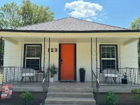 3-bedroom Downtown Stilly Retreat - Renovated 1920s Cottage with a Boho Vibe!
