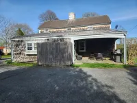 Lovely 4-bedroom farmhouse in Little Compton. Pet and family friendly. Hotels near Rhode Island Red Monument