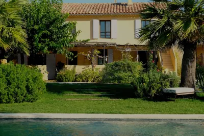 Clos BB Hotels near Le Frégate Provence