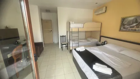 Sunrise Hotel Cameria Отели рядом с достопримечательностью «Beach of Durrës»