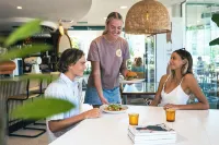 Grand Palais Boolarong Beachside Apartments - petit déjeuner