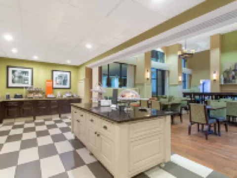 ハンプトン イン & スイーツ アルバニー エアポート コロニーのホテル